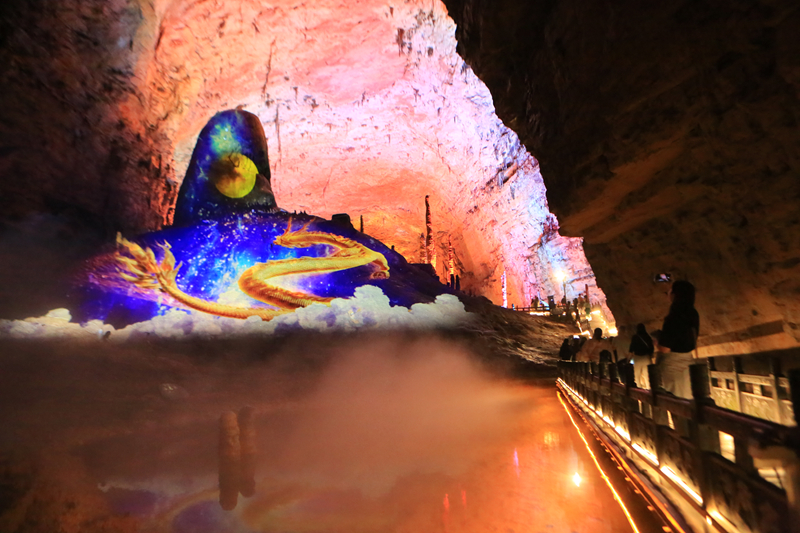 張家界黃龍洞：中外游客樂享溶洞避暑游