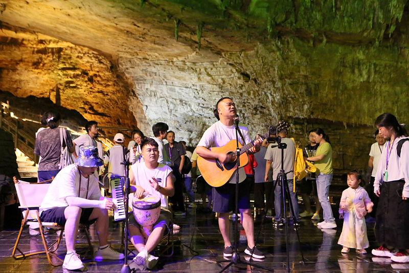 張家界黃龍洞上演“16℃的夏天”音樂會
